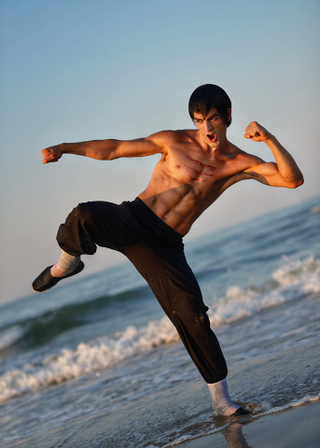 Illustration for article titled Cosplay That's Kickin' Like Bruce Lee